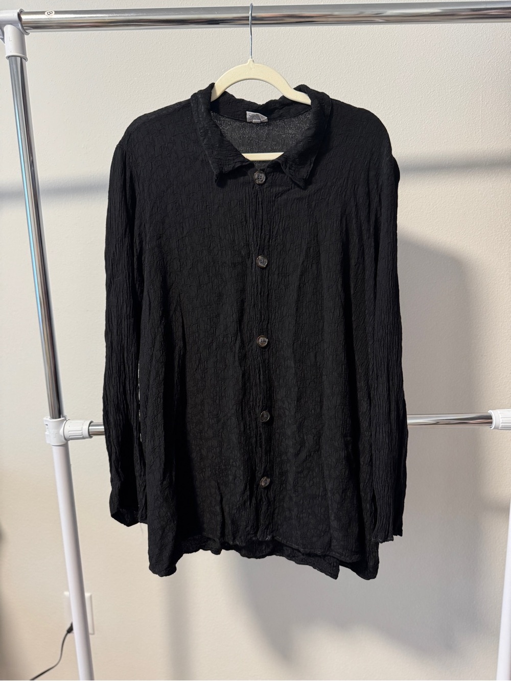 CP SHADES Women’s Sausalito Black Crinkle Rayon Collared Button-Up Size L